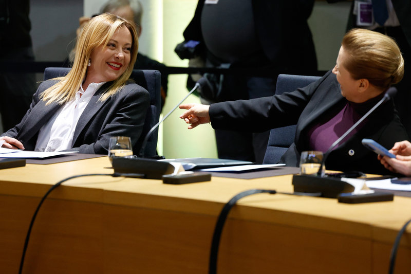 Italiens premiärminister Giorgia Meloni och Danmarks statsminister Mette Frederiksen i samspråk under det extrainsatta EU-toppmötet i Bryssel den 22 januari. Arkivbild.