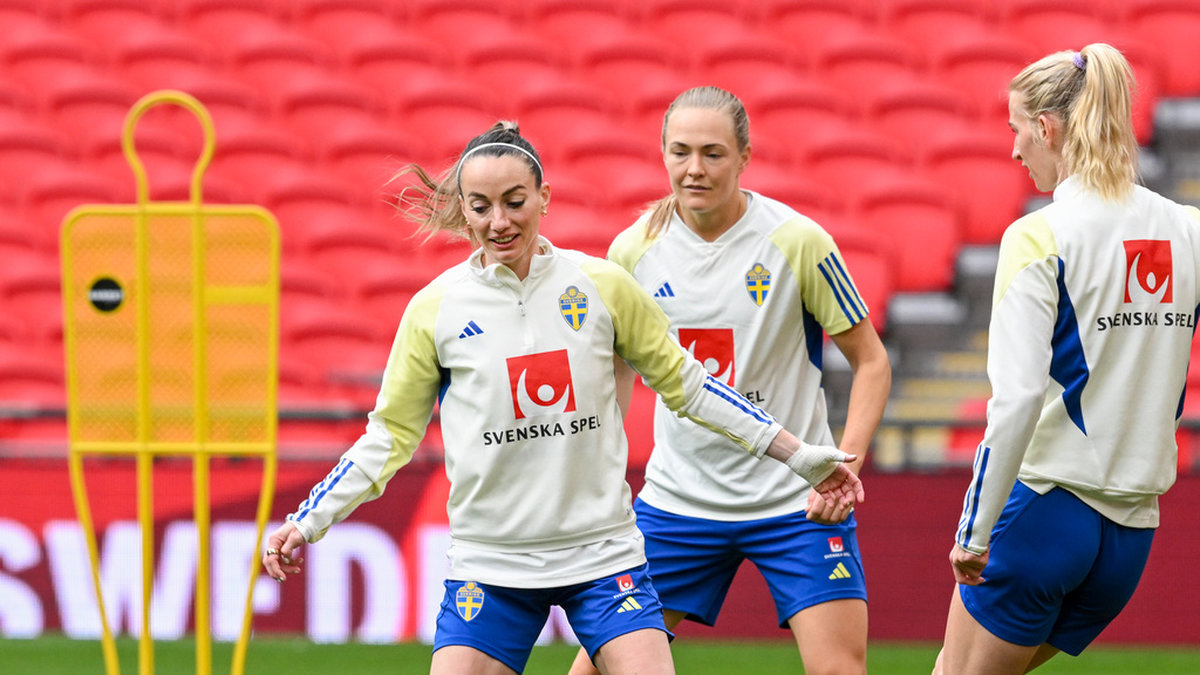 Kosovare Asllani, Magdalena Eriksson och Sofia Jakobsson under träningen på Wembley.