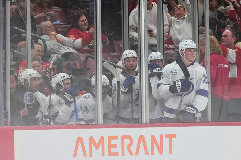 Det var stundtals trångt i utvisningsbåset för Tampa Bay under matchen,. 
