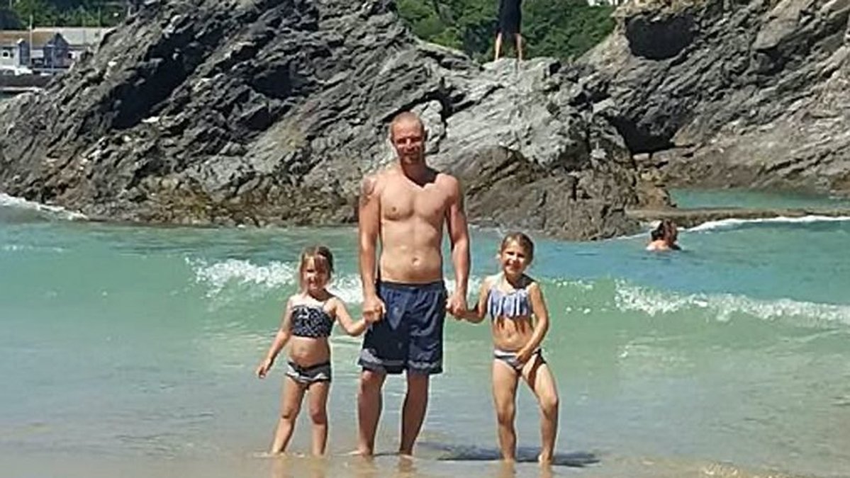 Adam Fenton med två av sina döttrar. 