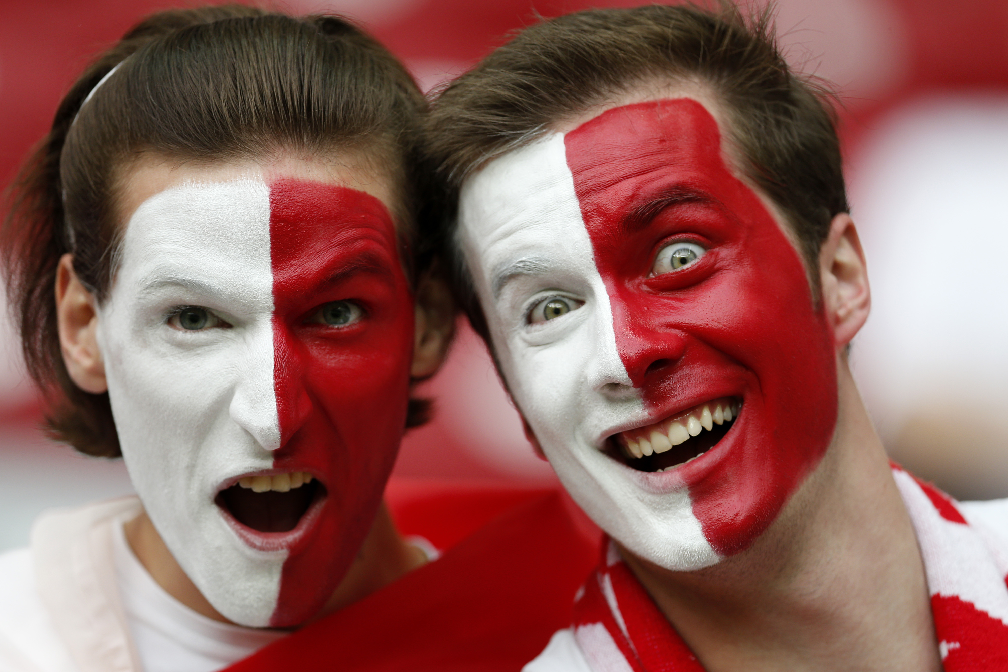 Polska fans laddar på arenan inför mötet med Ryssland.
