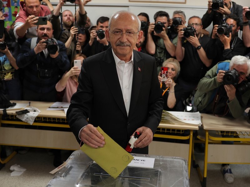Partiet CHP:s ledare Kemal Kiliçdaroglu röstade i en vallokal i Ankara.