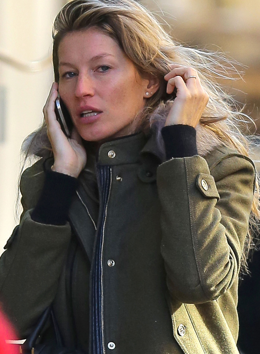 En osminkad Gisele Bundchen strosar på stan. En osminkad Gisele Bundchen strosar på stan.