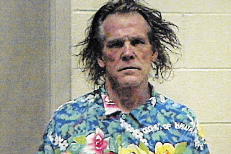 Nick Nolte körde rattfull, åkte in till farbror blå och fick ett fint minne med sig hem. Nick Nolte körde rattfull, åkte in till farbror blå och fick ett fint minne med sig hem.