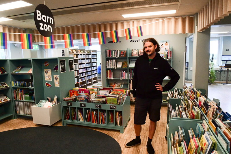 Olle Ohlsson, bibliotekarie på Högdalens bibliotek, är kritisk till tillträdesförbudet. 'Vem ska upprätthålla det?', säger han.