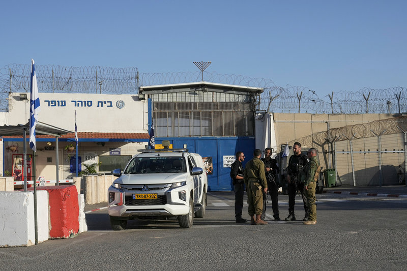 Ingången till militärfängelset Ofer norr om Jerusalem, varifrån många av frigivningarna sker.