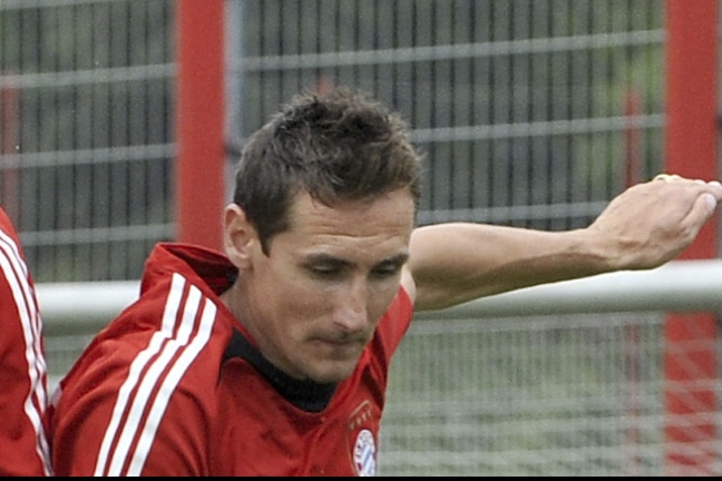 Miroslav Klose visar upp landslagsform i årets första tävlingsmatch.