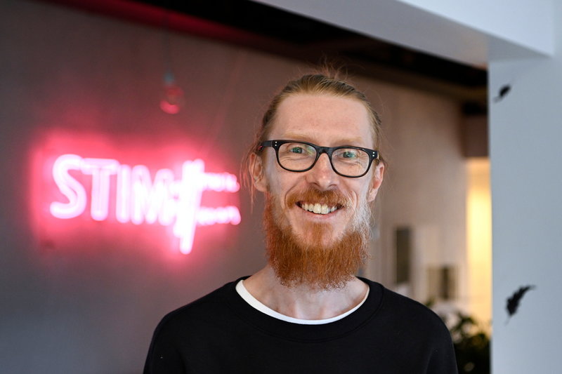 Roman Hens har haft flera spelningar i Sverige och förbereder nu ett album.