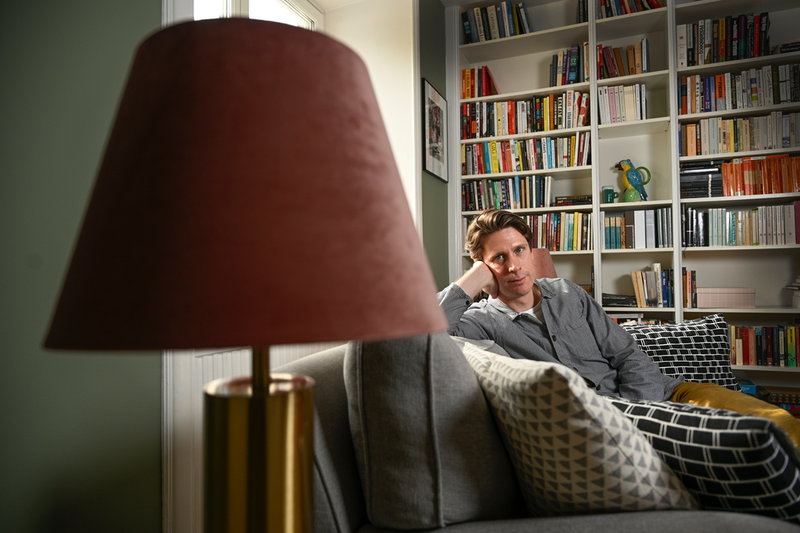 'Jag hoppas att de som läser min bok ska känna att de vågar bli kära igen', säger Carls Cederström.