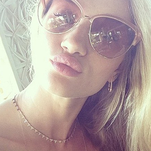 Rosie Huntington plutar in i kameran. Rosie Huntington plutar in i kameran.
