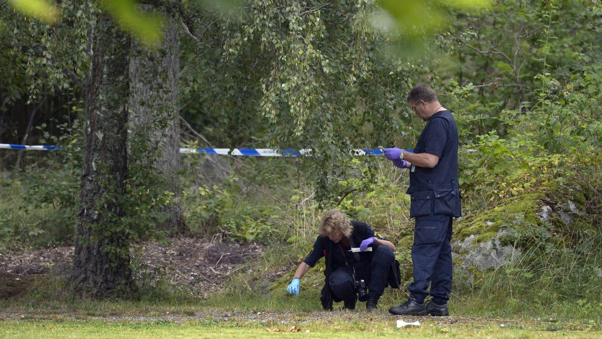Polisen säkrar spår efter den brutala knivattacken på Värmdö i somras.