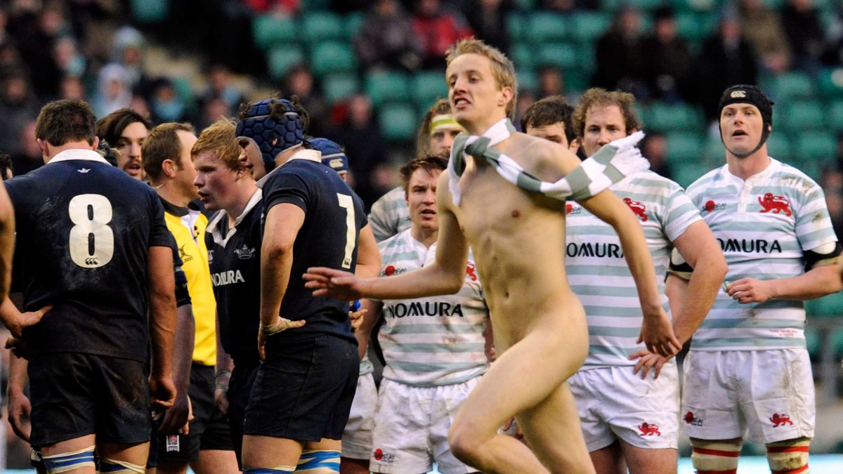 Oxford University vill också ta bort den sexistiska attityden hos rugbylaget.

Bilden 'föreställer en student som protesterar mot förhöjda studieavgifter under en match mellan Cambridge och Oxford.