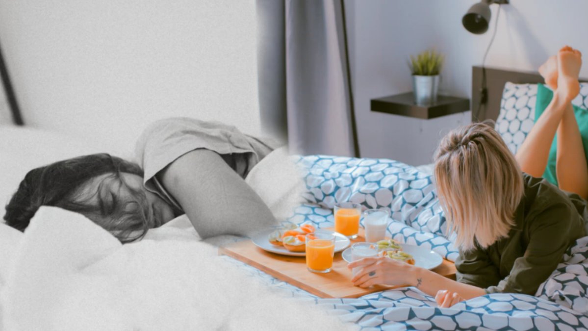 Kvinna äter frukost i sängen