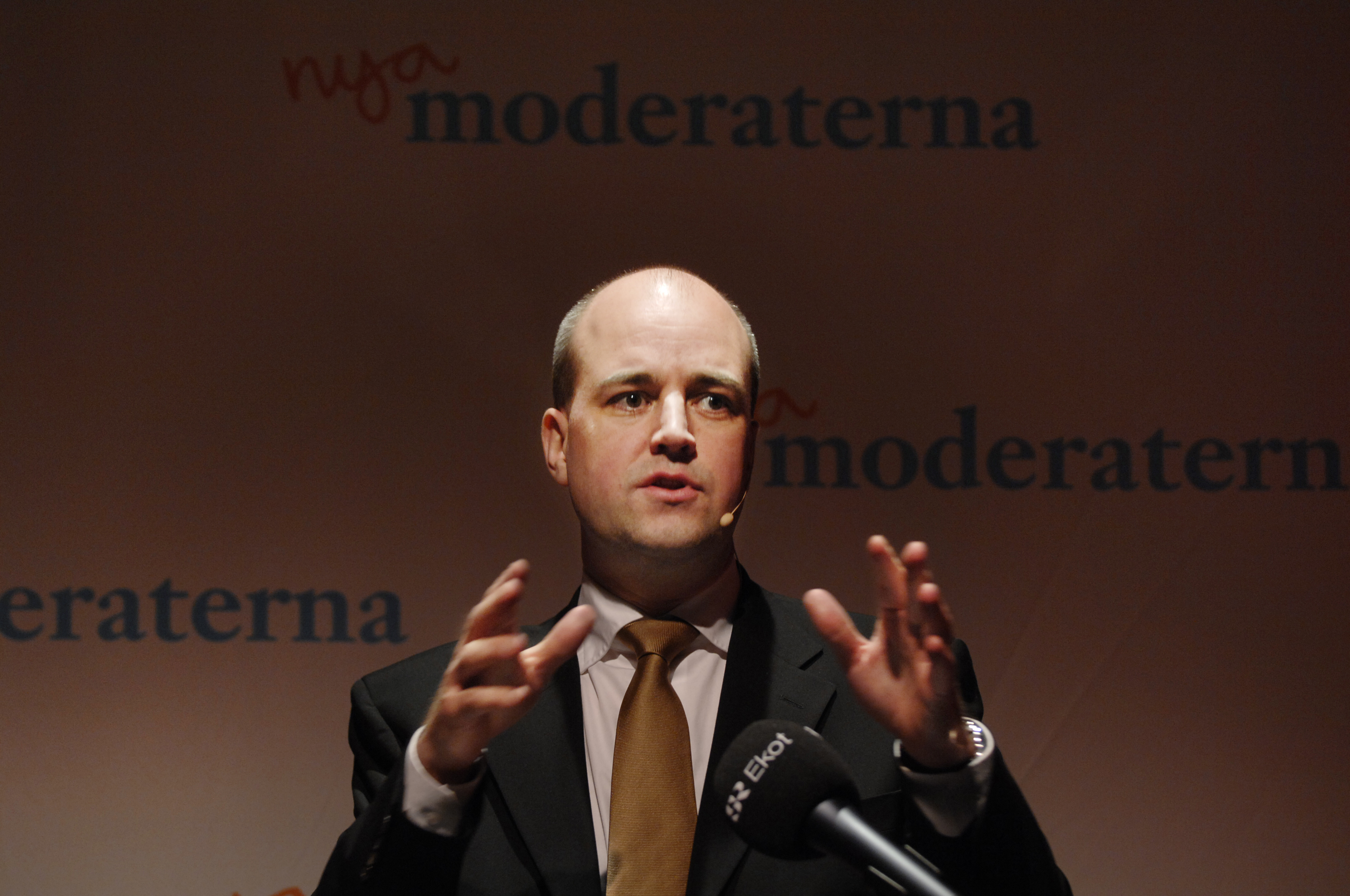Lyssna på Reinfeldt. 