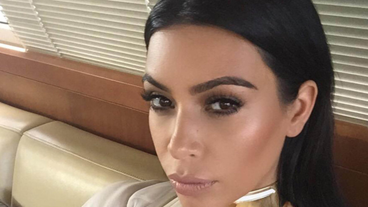 Kim Kardashian i guldchoker. 