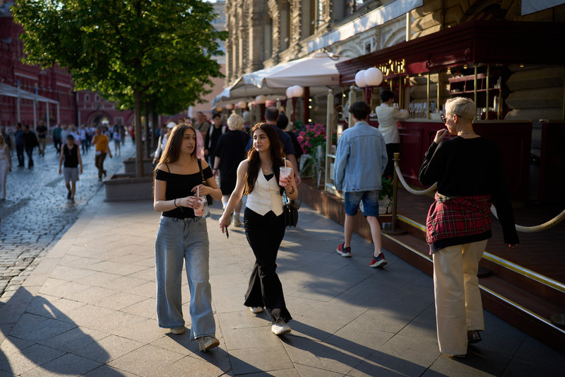 Människor njuter av sommarvädret vid Röda torget i Moskva. Bild tagen i måndags.