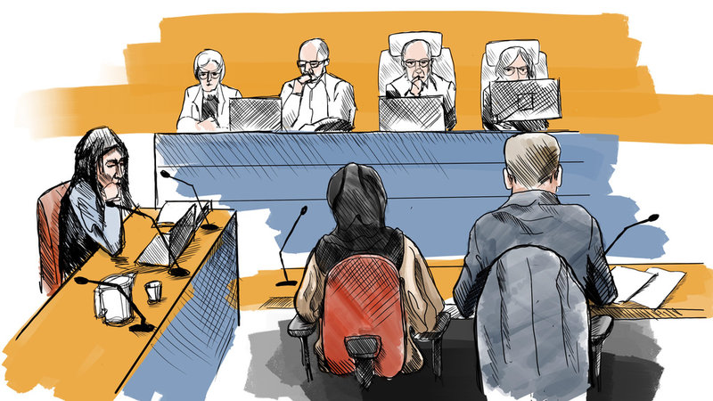 Illustration från rättegången mot den 49-åriga kvinnan (i mitten). Till höger om henne försvarsadvokaten Mikael Westerlund och till vänster åklagare Reena Devgun.