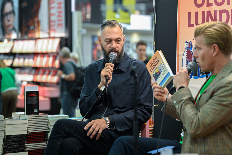 Fotbollsjournalisten Olof Lundh pratar om sin nya bok på på Bokmässan i Göteborg.