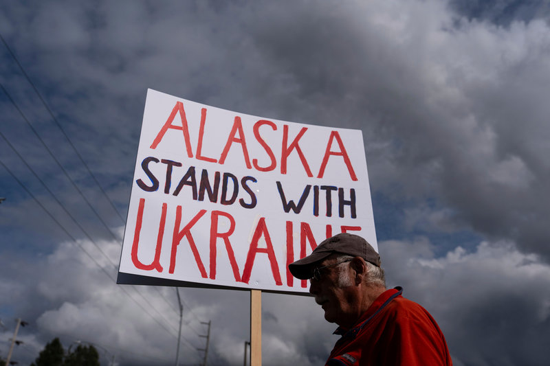 Alaskabon Dug Loshbaugh protesterar inför mötet i Anchorage, Alaska.