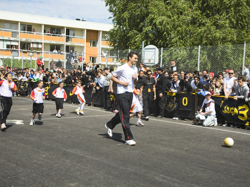 Zlatan Ibrahimovic hälsade på i sina gamla barndomskvarter i Rosengård i samband med en ungdomsturnering 2006. Arkivbild.