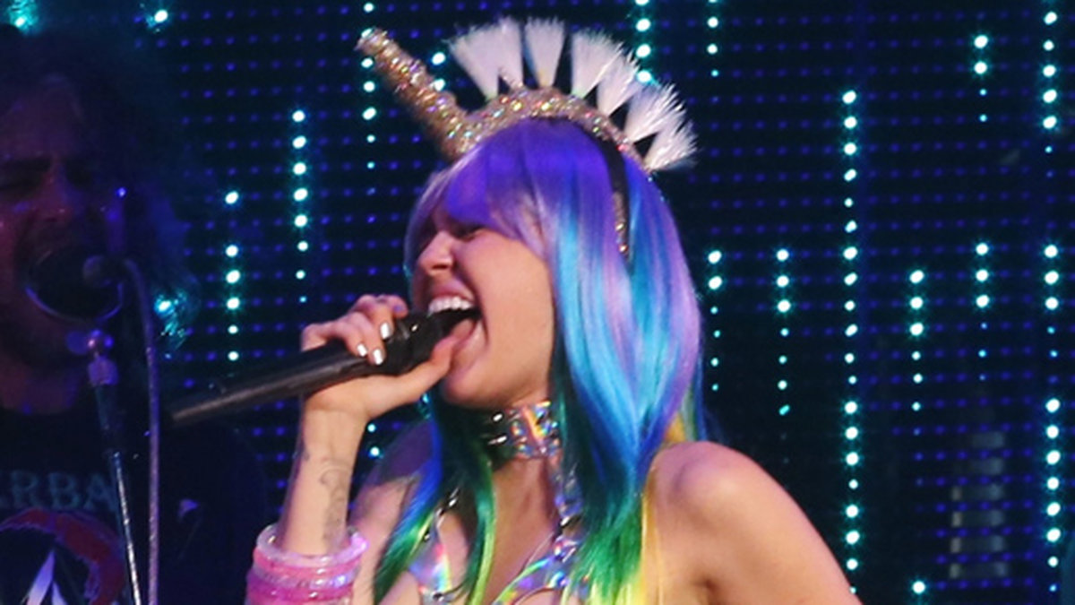 Miley Cyrus körde konsert i Kanada och då plockades en löspenis fram. 