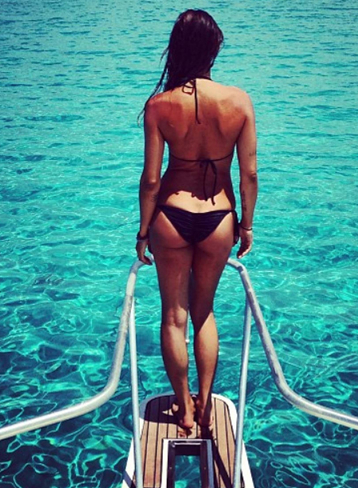 Elisabetta Canalis ska ta ett dopp. Elisabetta Canalis ska ta ett dopp.