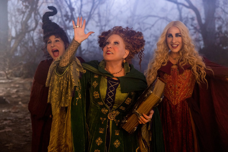 Kathy Najimy som Mary Sanderson, Bette Midler som Winifred Sanderson och Sarah Jessica Parker som Sarah Sanderson i 'Hocus Pocus 2.' Pressbild.