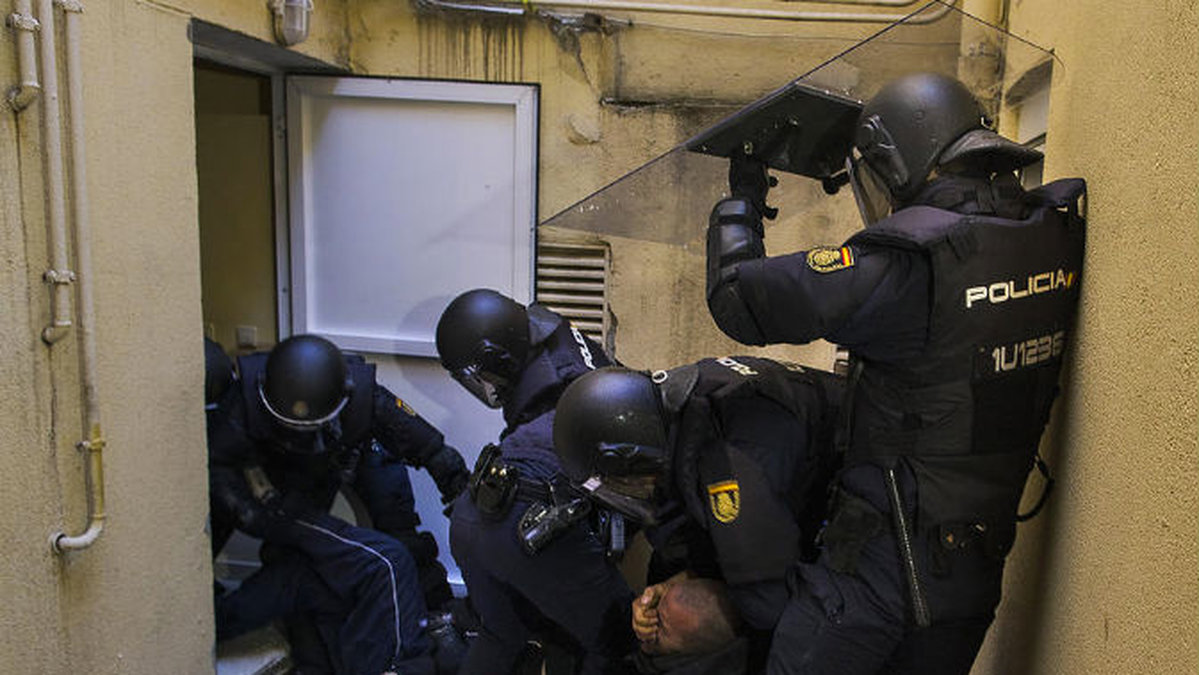 Ett ungt par blev vräkta från sitt hem av polisen i Madrid, februari 2015. 