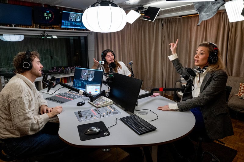 Video skapar möjligheten att få mer fler uttryck och upptåg i studion när man poddar, tycker Emilia Rehnberg, till höger.