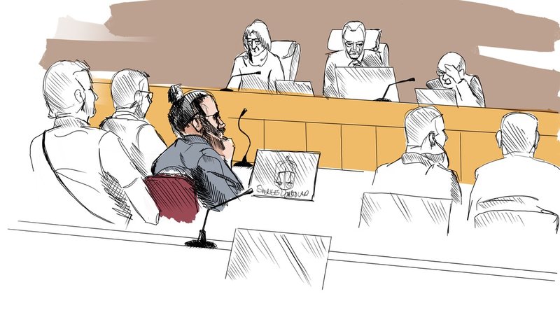 Teckning från förhandlingen mot de tre män som åtalats för bland annat mordet på 12-åriga Adriana. I grått syns en 30-årig man som pekats ut som en ledargestalt inom den kriminella gruppering som misstänks stå bakom den dödliga skottlossningen i Botkyrka.