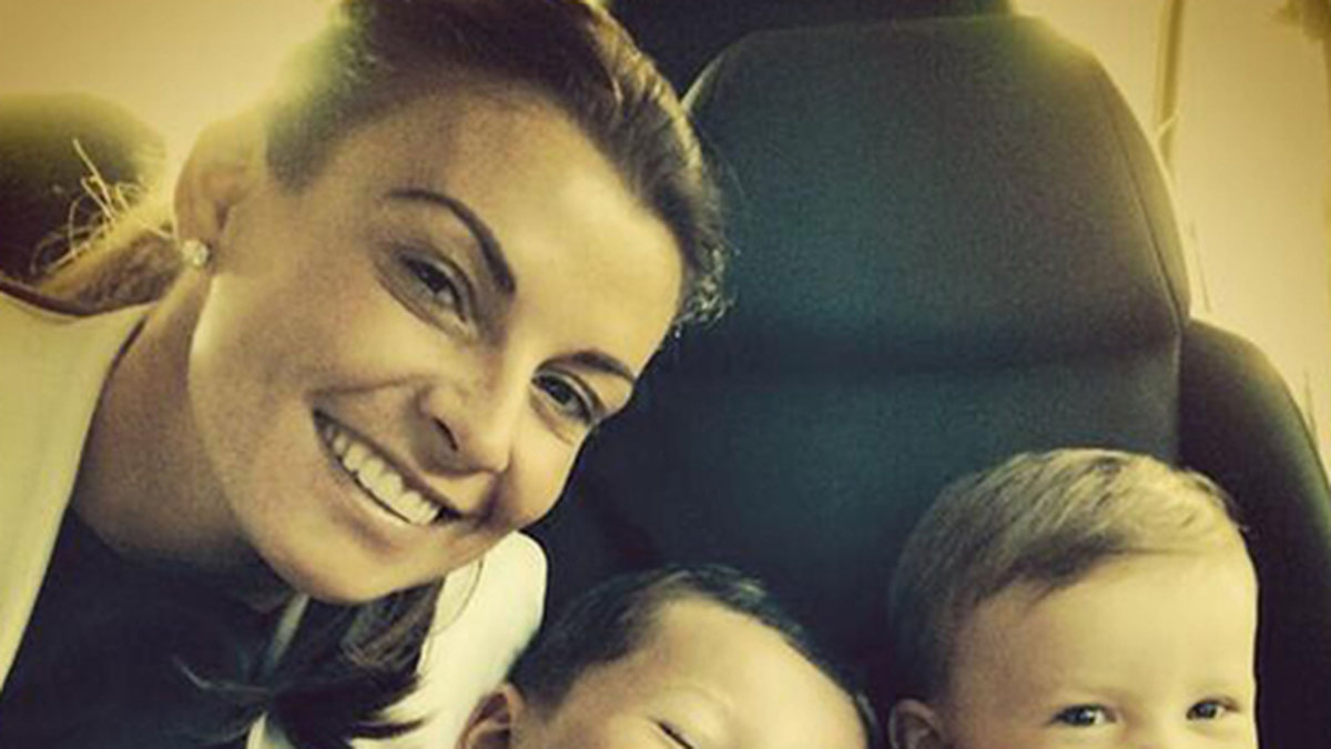 Coleen Rooney med sina söner på flyget på väg till VM.