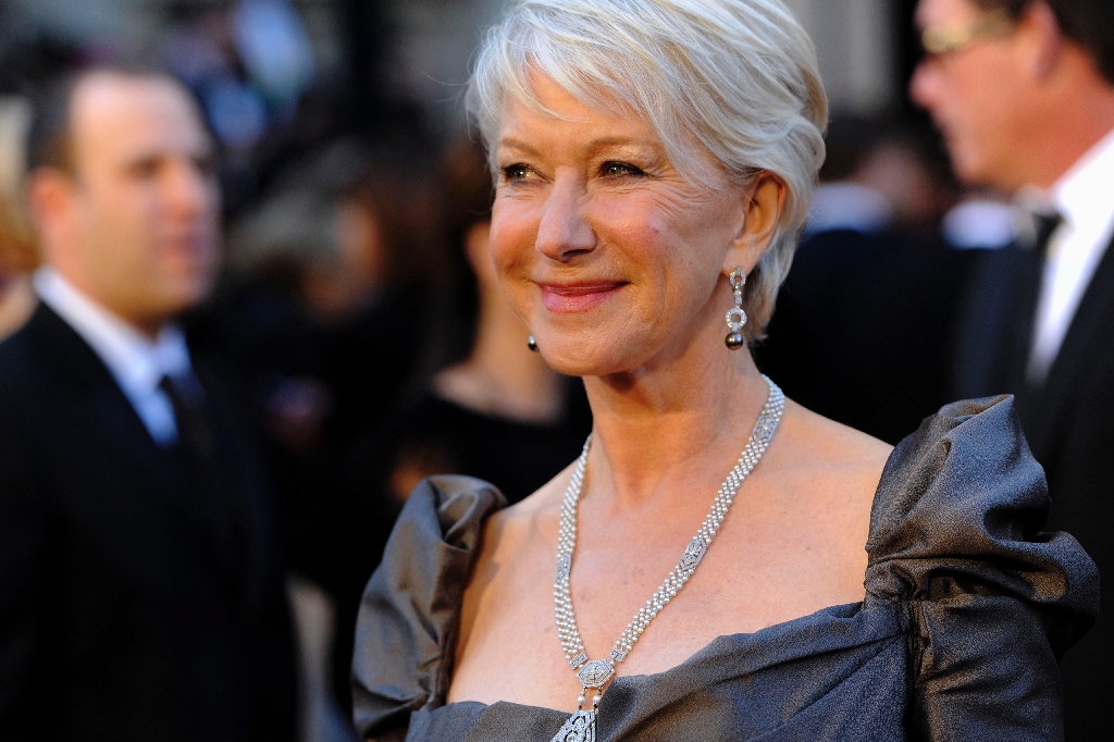 Helen Mirren spelar i "The Queen" Englands drottning Elizabeth II, som efter döden av sin svärdotter Diana försöker gömma sig själv från omvärlden, men som då behövs mer än någonsin. Helen Mirren spelar i "The Queen" Englands drottning Elizabeth II, som efter döden av sin svärdotter Diana försöker gömma sig själv från omvärlden, men som då behövs mer än någonsin.