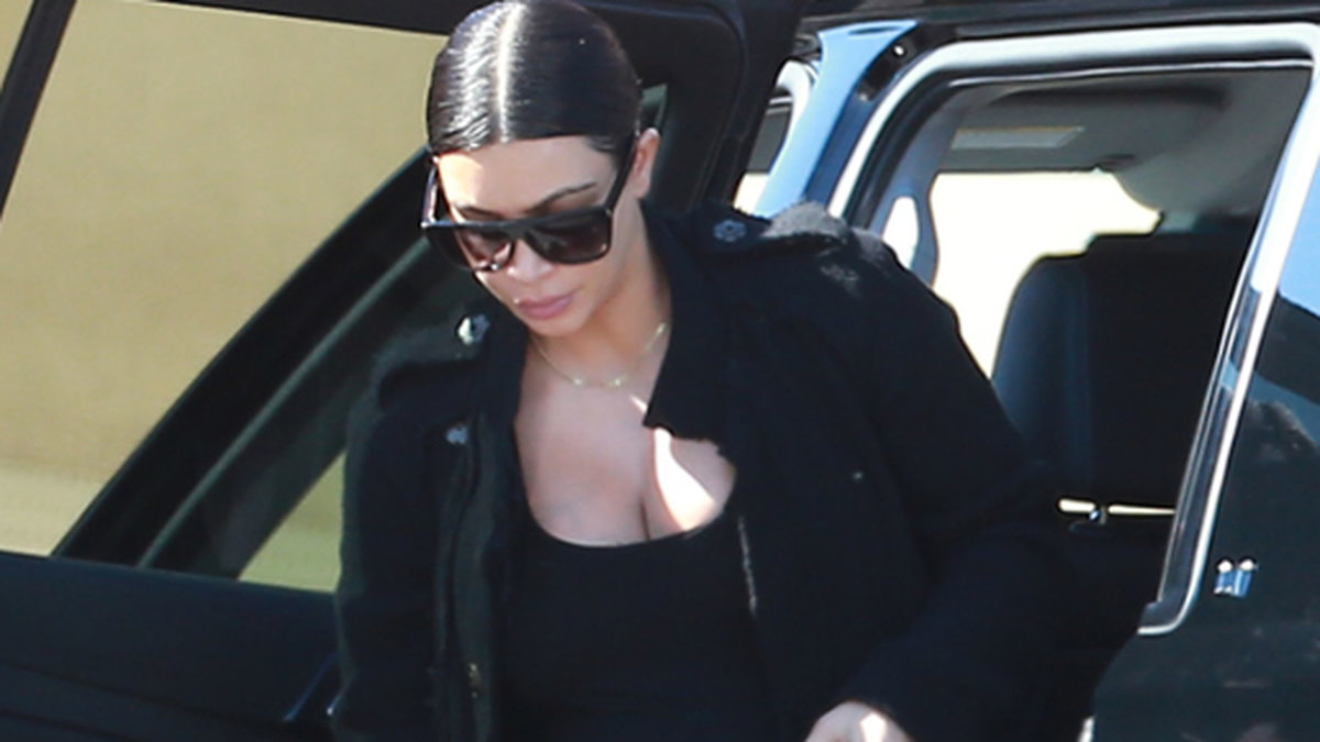 En nerstämd Kim Kardashian besöker Lamar Odom på sjukhuset i Las Vegas. 