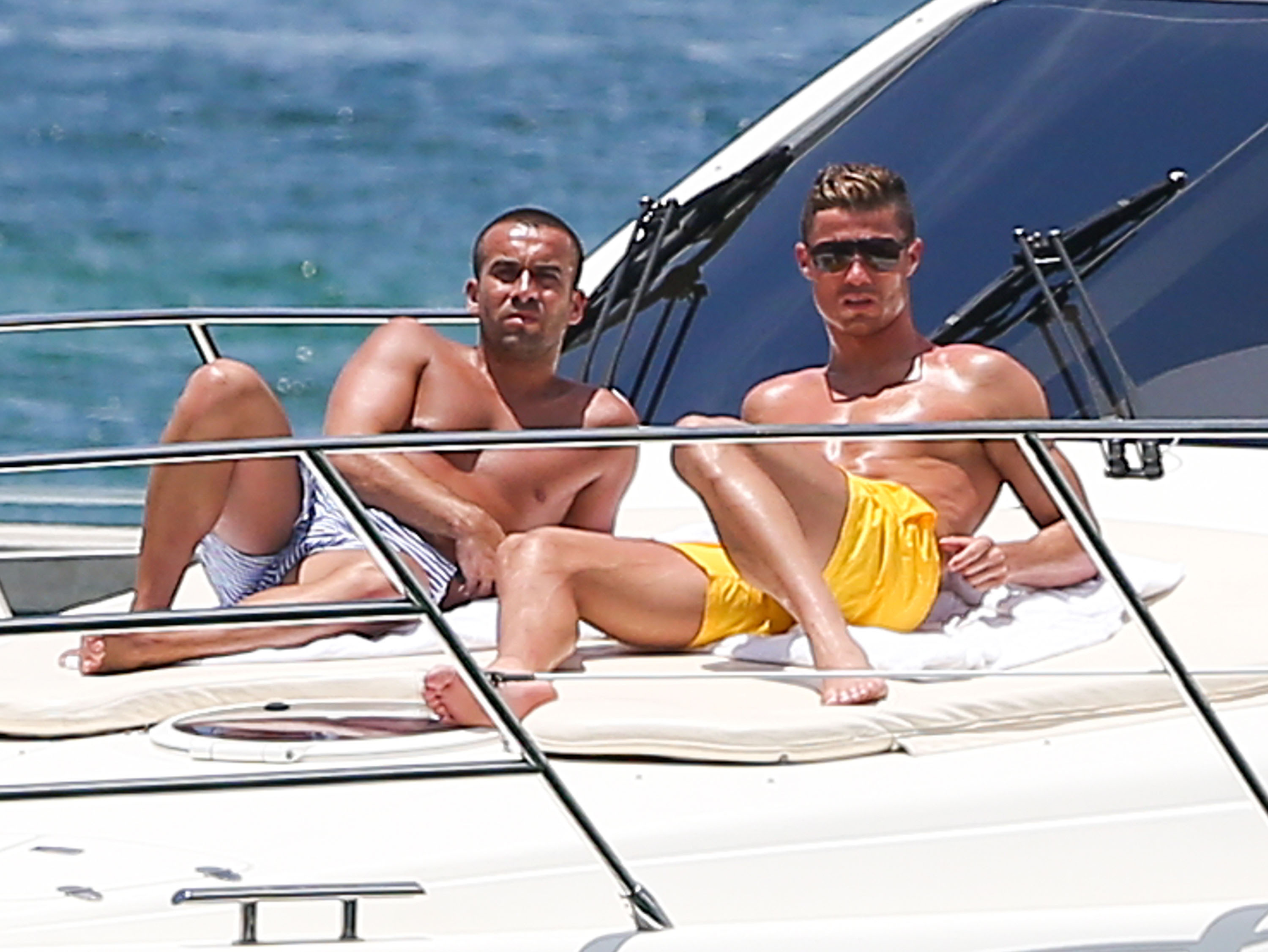 Han relaxar dessutom på en lyxyacht. Han relaxar dessutom på en lyxyacht.