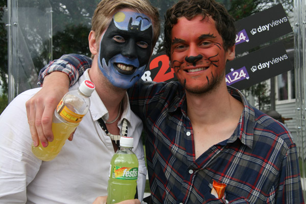 Två gladlynta Festisdrickare blev ansiktsmålade av Festival24 på Hultsfred. Två gladlynta Festisdrickare blev ansiktsmålade av Festival24 på Hultsfred.