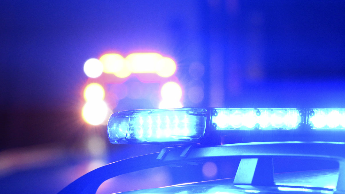 Polisen har spärrat av ett område i Malmö efter att en kvinna misstänks av våldtagits av flera män natten till fredag.