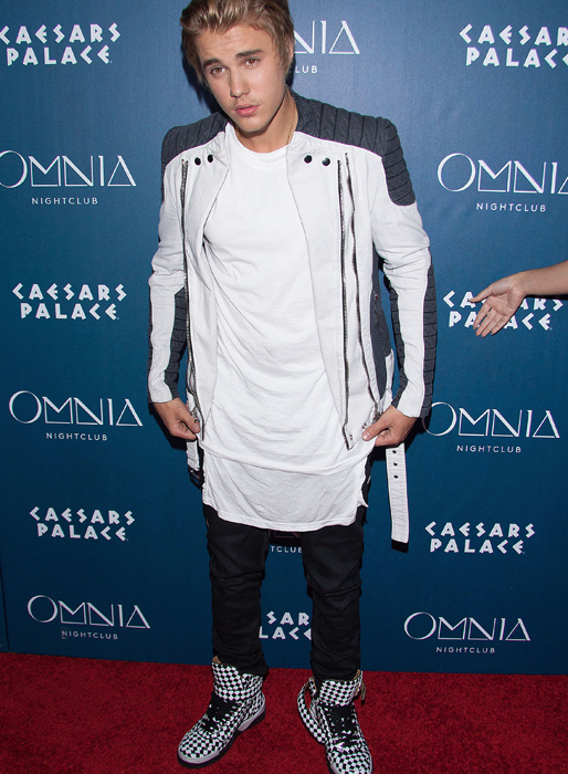 Justin Bieber går på nattklubb i Las Vegas. Justin Bieber går på nattklubb i Las Vegas.