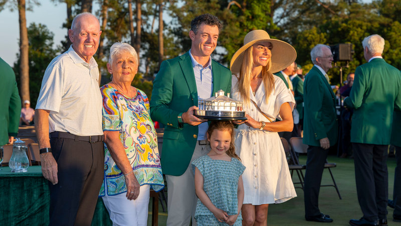 Rory McIlroy med familjen efter segern.