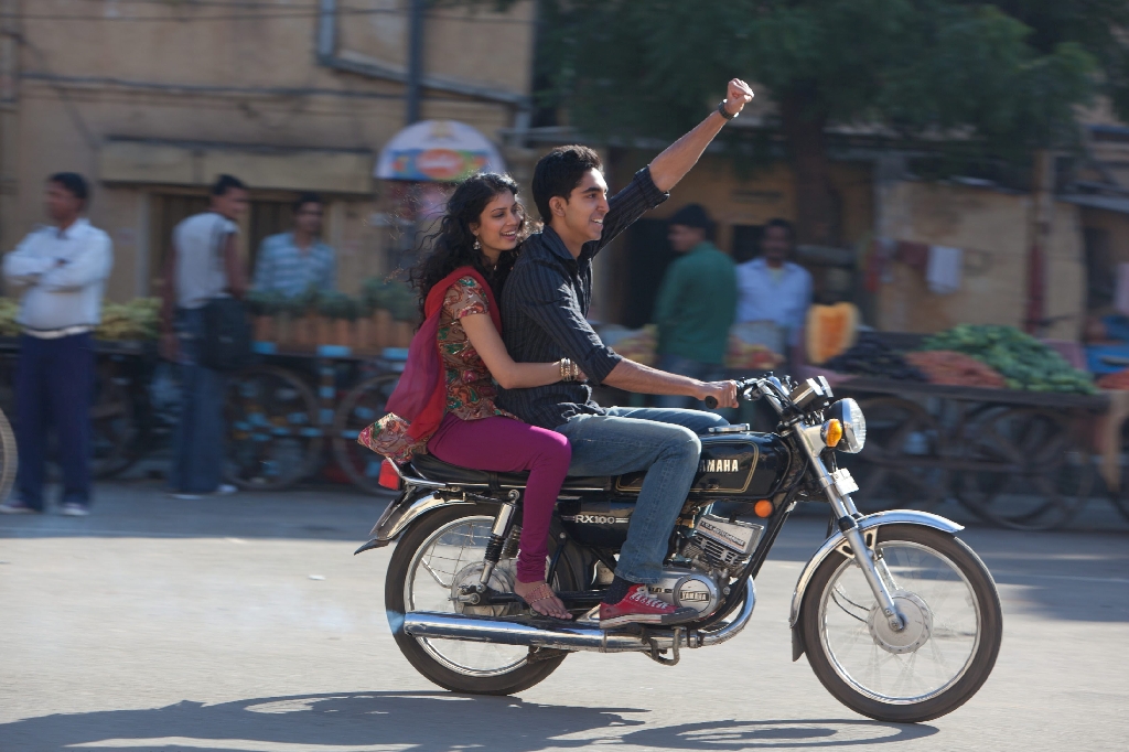 En färgglad film som utspelar sig i Indiens stormiga stad Jaipur.
