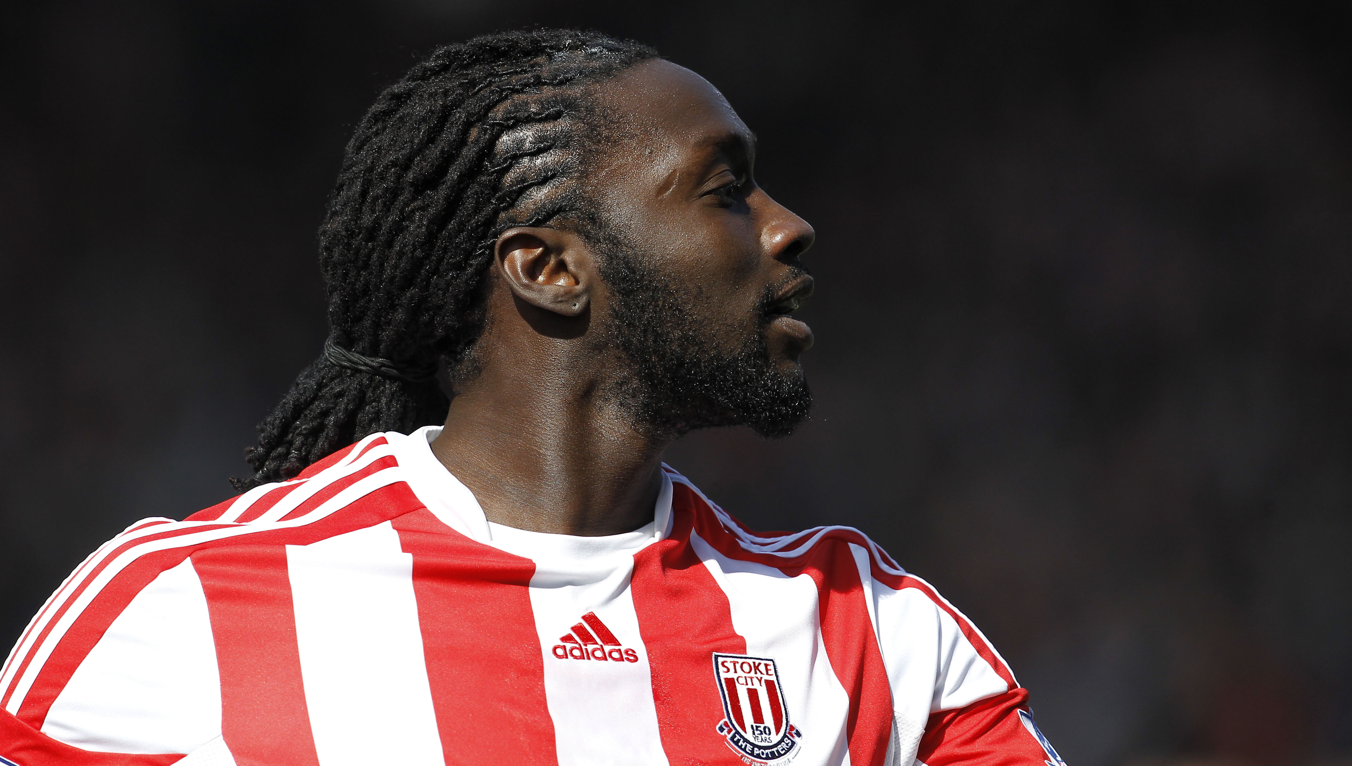 Stokes Kenwyne Jones kör på rastavarianten. Stokes Kenwyne Jones kör på rastavarianten.