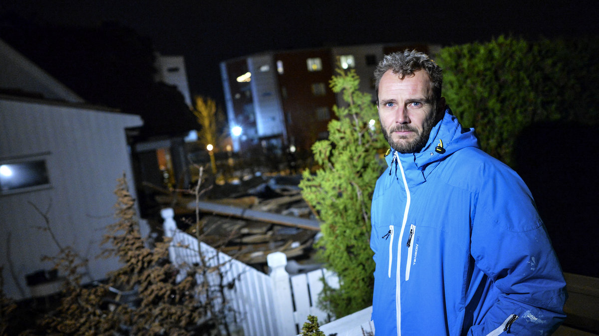 Christian Lausten i Helsingborg och hans familj drabbades hårt av stormen. Sent på söndagskvällen rasade delar av taket från ett flerfamiljshus över deras villa.