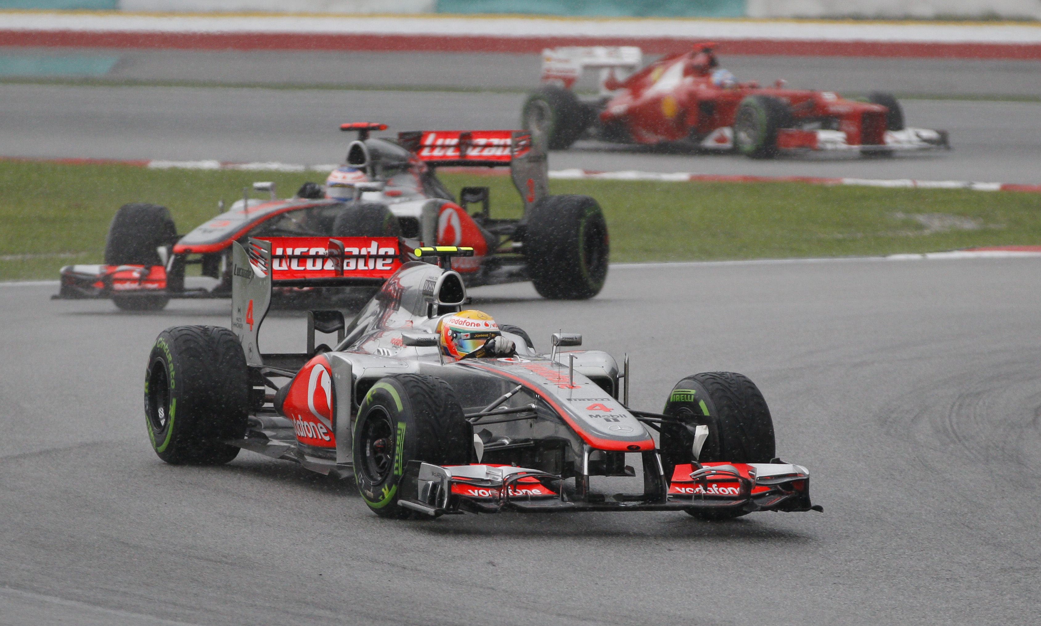 Jenson Button och Lewis Hamilton gick upp i ledning medan legendaren Michael Schumacher, Mercedez, fick se sig omkörd av Lotus Romain Grosjean. De båda åkte senare in varandra och tappade mark.