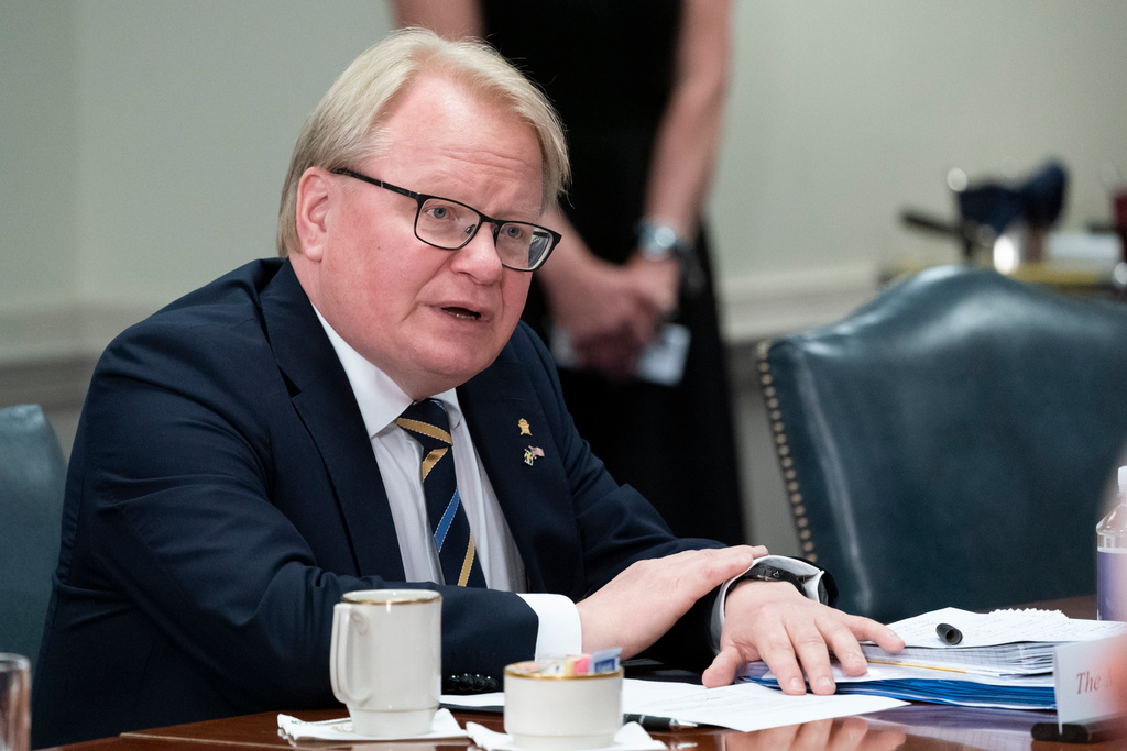 Försvarsminister Peter Hultqvist (S) under onsdagens möte i Pentagon.