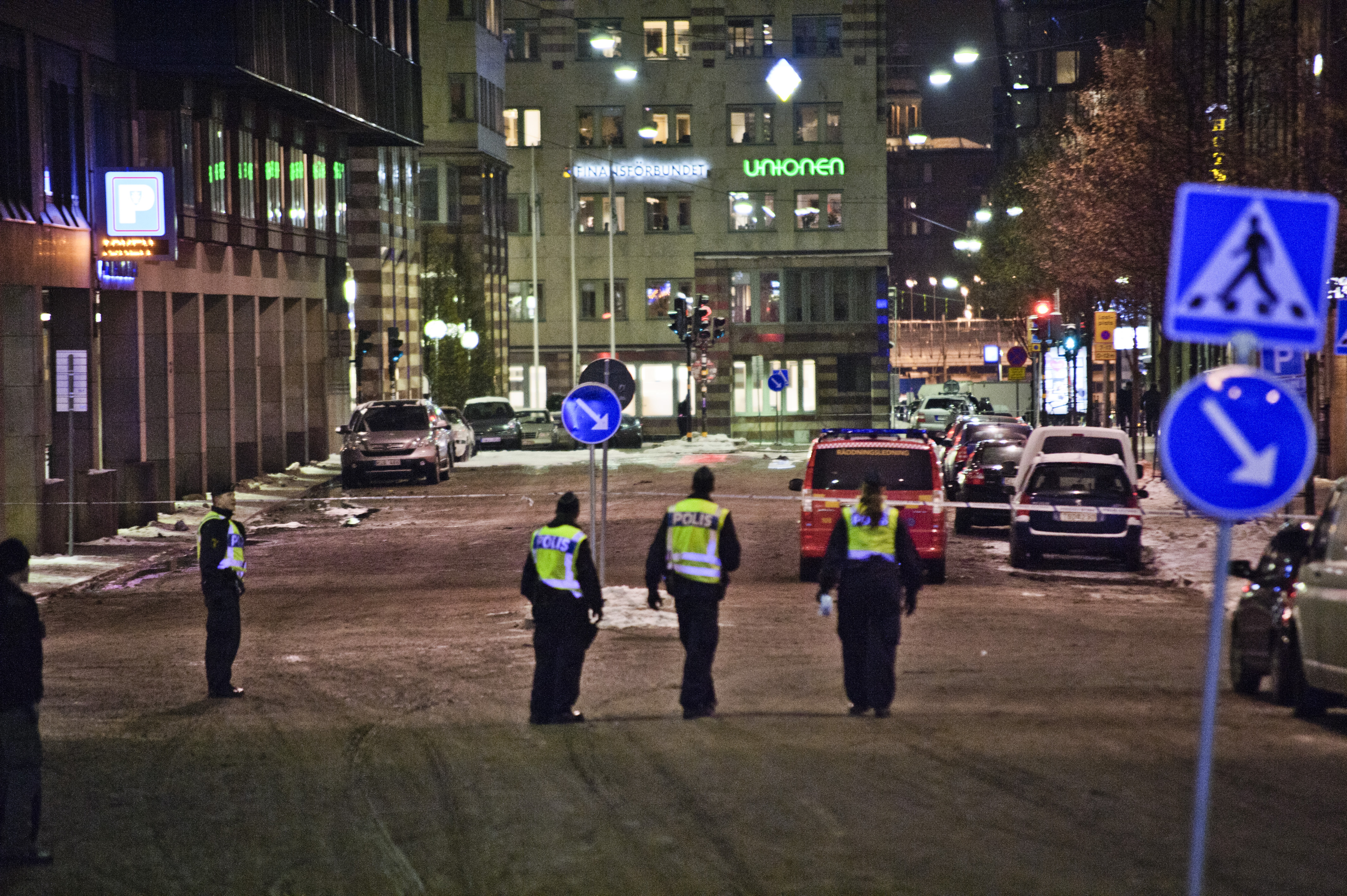 Polisens avspärrningar i korsningen mellan Olof Palmes gata och Drottninggatan i centrala Stockholm.