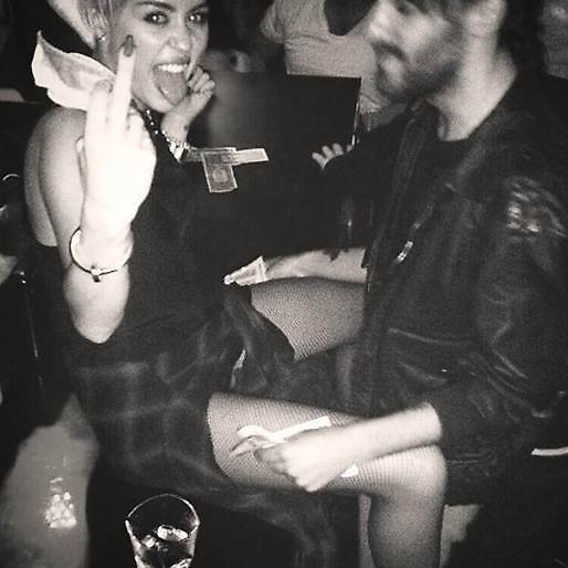Miley har försökt hålla skenet uppe med fester och nya killar. 