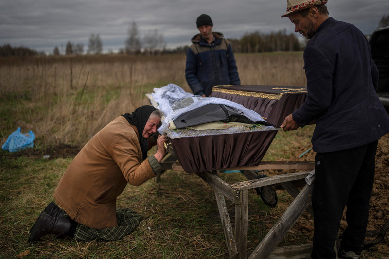 Det enorma lidandet som förmedlats från krigets Ukraina har varit tillgängligt för den stora massan på ett väldigt direkt sätt, till stor del på grund av sociala medier. Bild från utkanten av Kiev 16 april där en mor tar farväl av sin son.