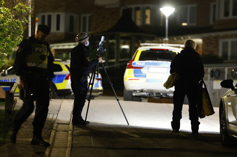 Polis gör brottsplatsundersökningar i stadsdelen Saltskog i Södertälje, där två personer sköts förra torsdagen. En av dem, en 19-årig man, dödades och blev det tredje dödsoffret på en vecka.