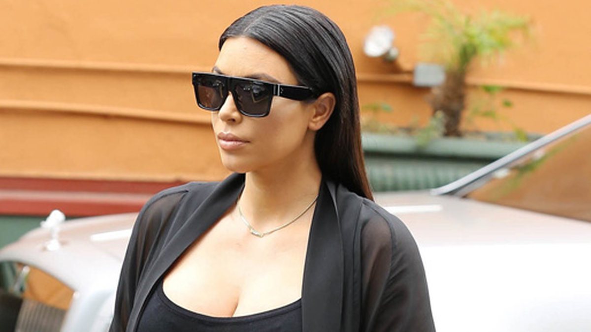 Kim Kardashian är helt klädd i svart i Beverly Hills.