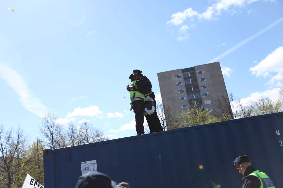 Polis och motdemonstrant kramas. Polis och motdemonstrant kramas.