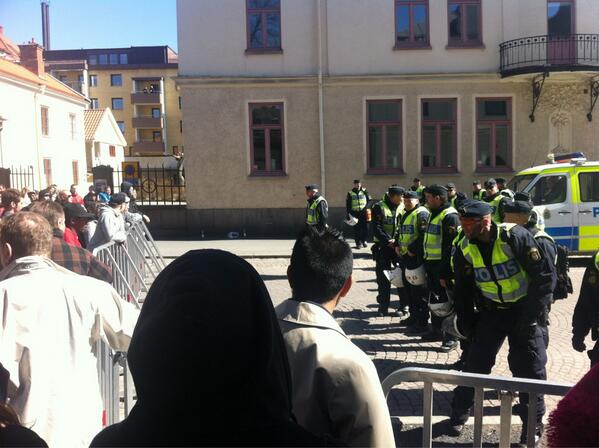 Polisen sätter upp kravallstaket.